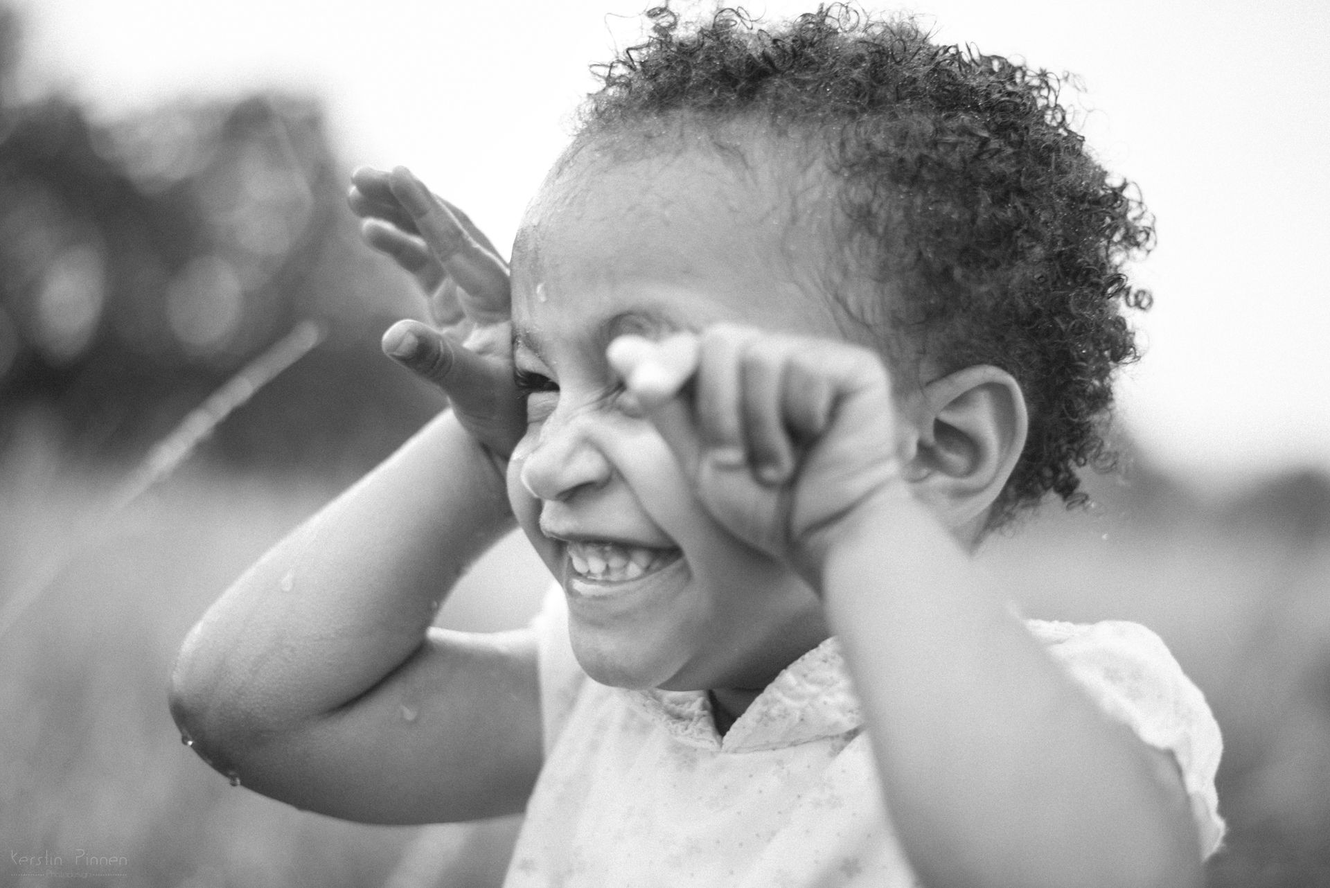 Kinder-Fotoshooting in schwarz-weiß