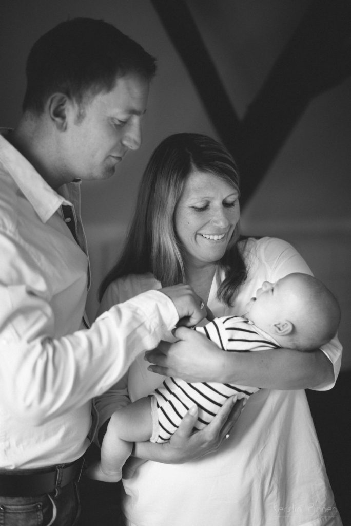 Familienfoto mit Baby schwarz weiß