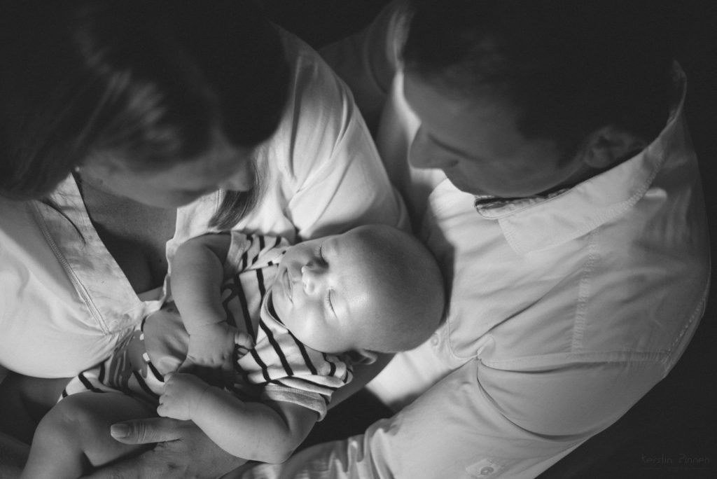 Familienfoto mit Baby schwarz weiß